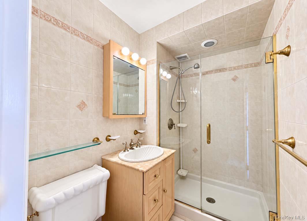 27010 Grand Central Parkway, Unit 18E photo 18