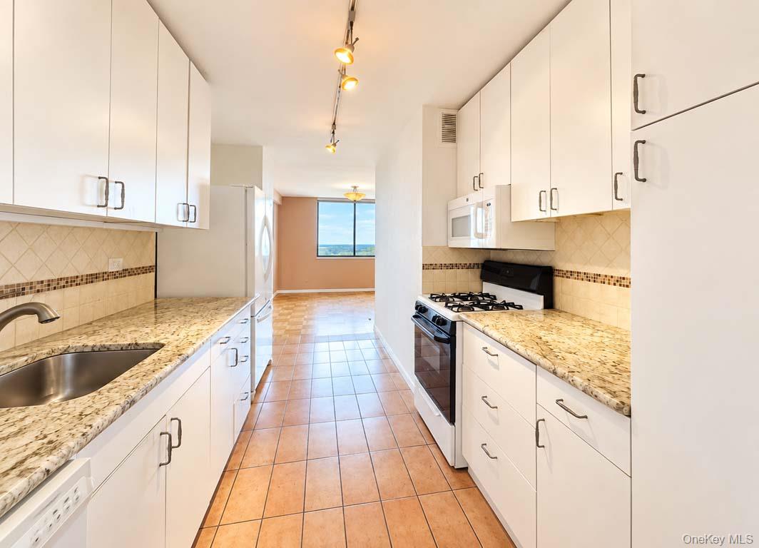 27010 Grand Central  Pky, Unit 28K photo 8