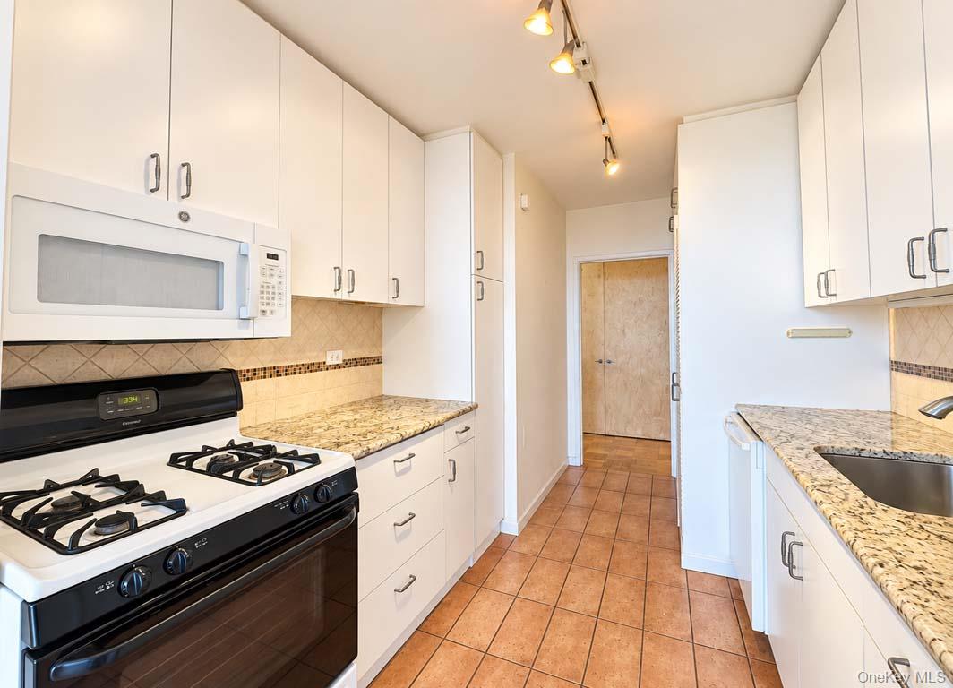 27010 Grand Central  Pky, Unit 28K photo 10