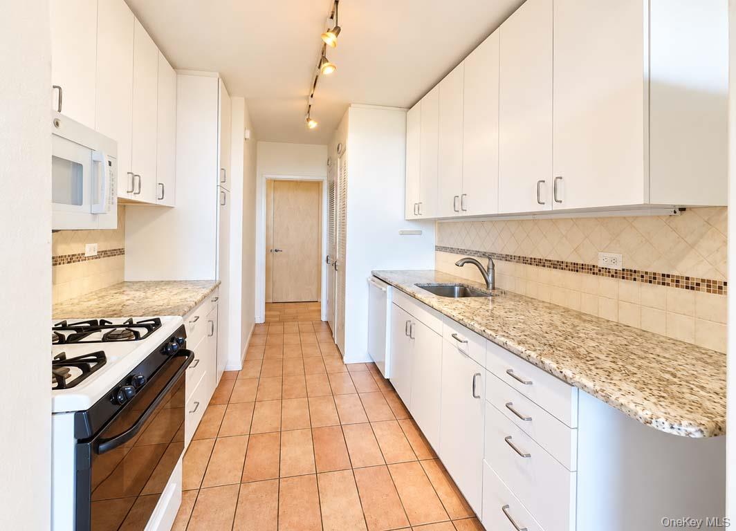 27010 Grand Central  Pky, Unit 28K photo 9