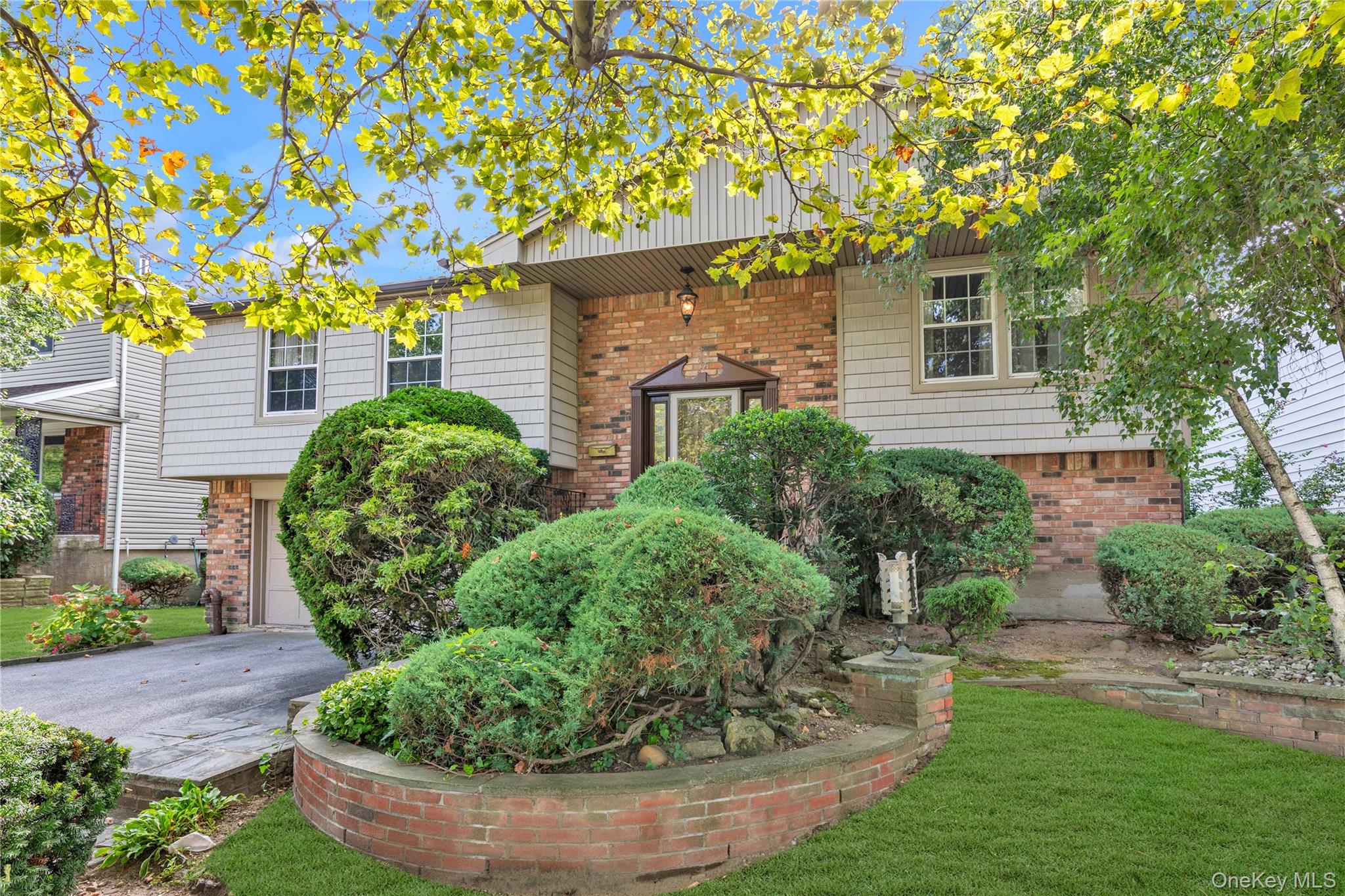 22 Valley Lane W – For Sale