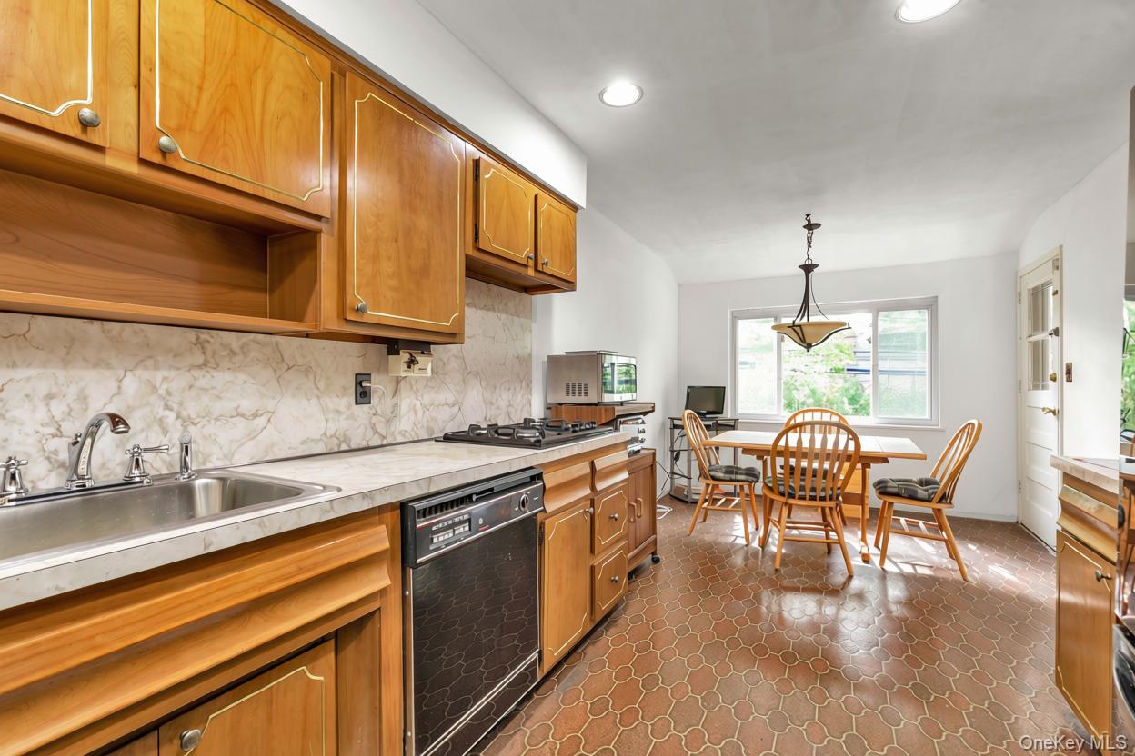 22 Valley Lane W – For Sale photo 9