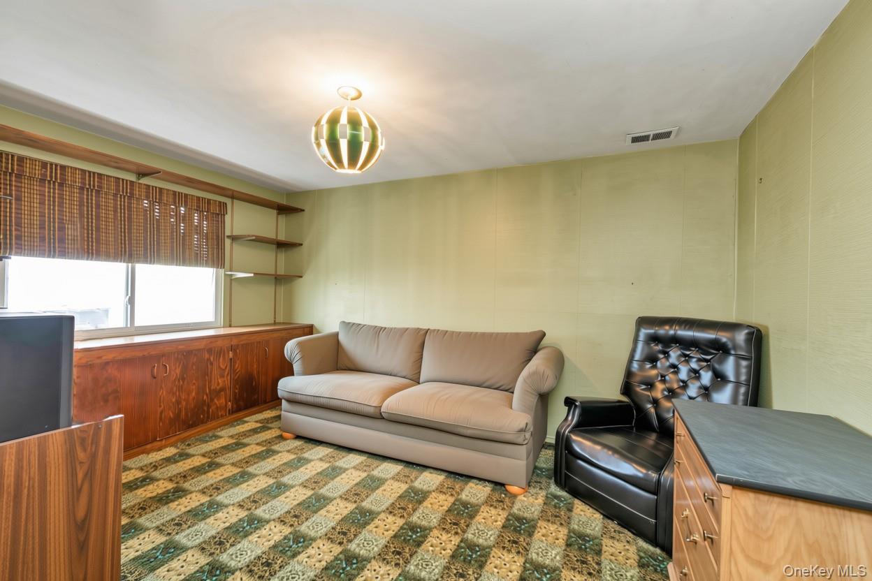 22 Valley Lane W – For Sale photo 19