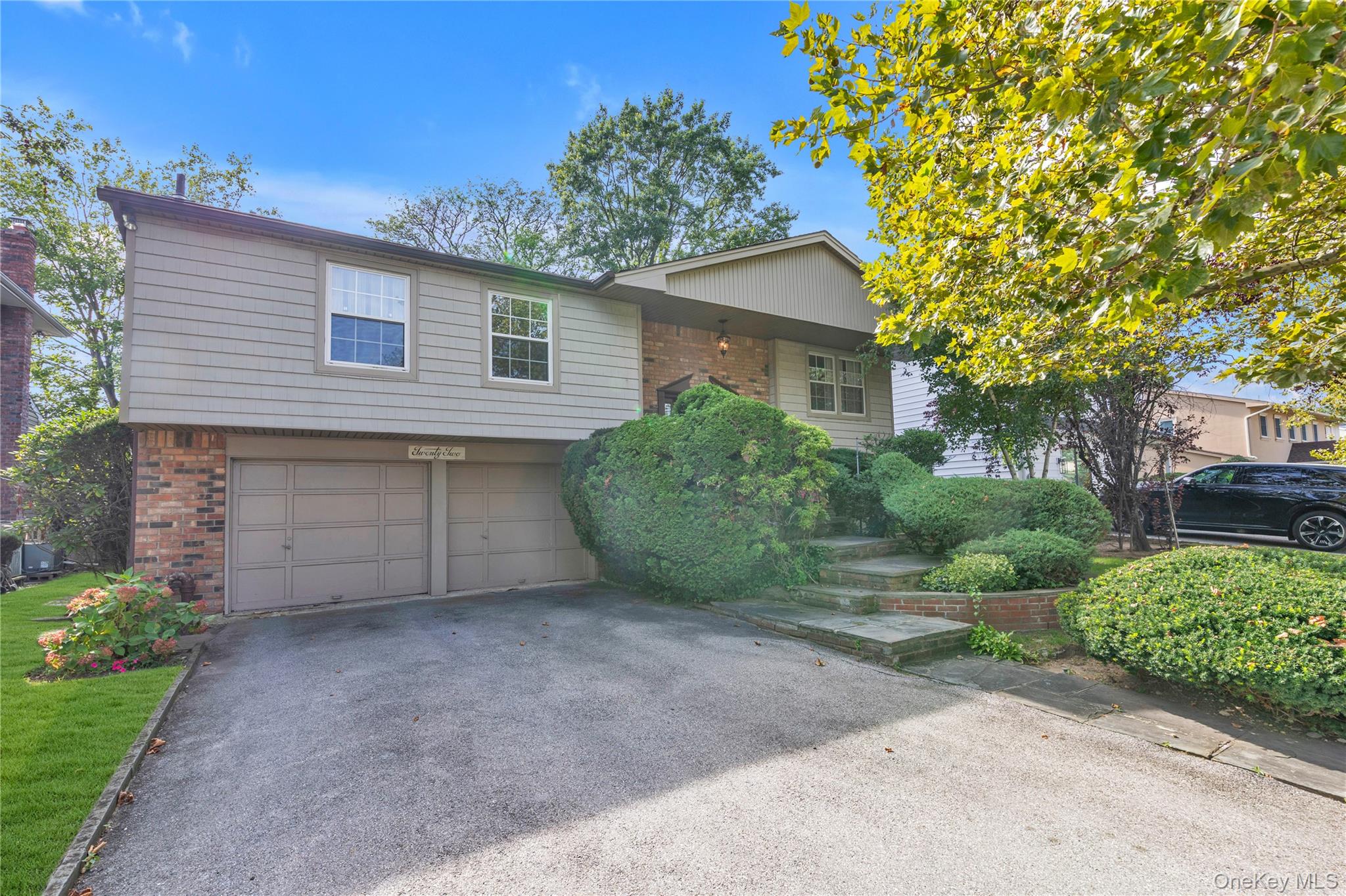 22 Valley Lane W – For Sale photo 2