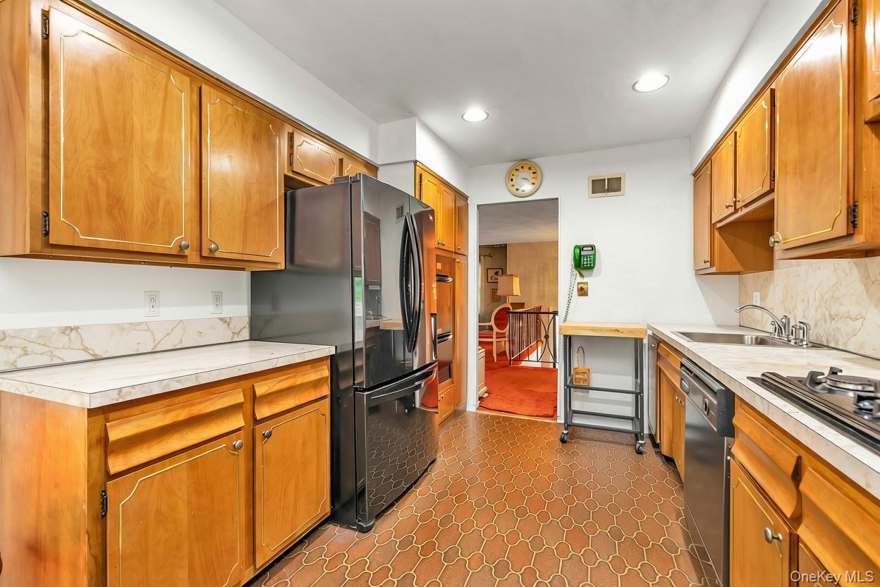 22 Valley Lane W – For Sale photo 8