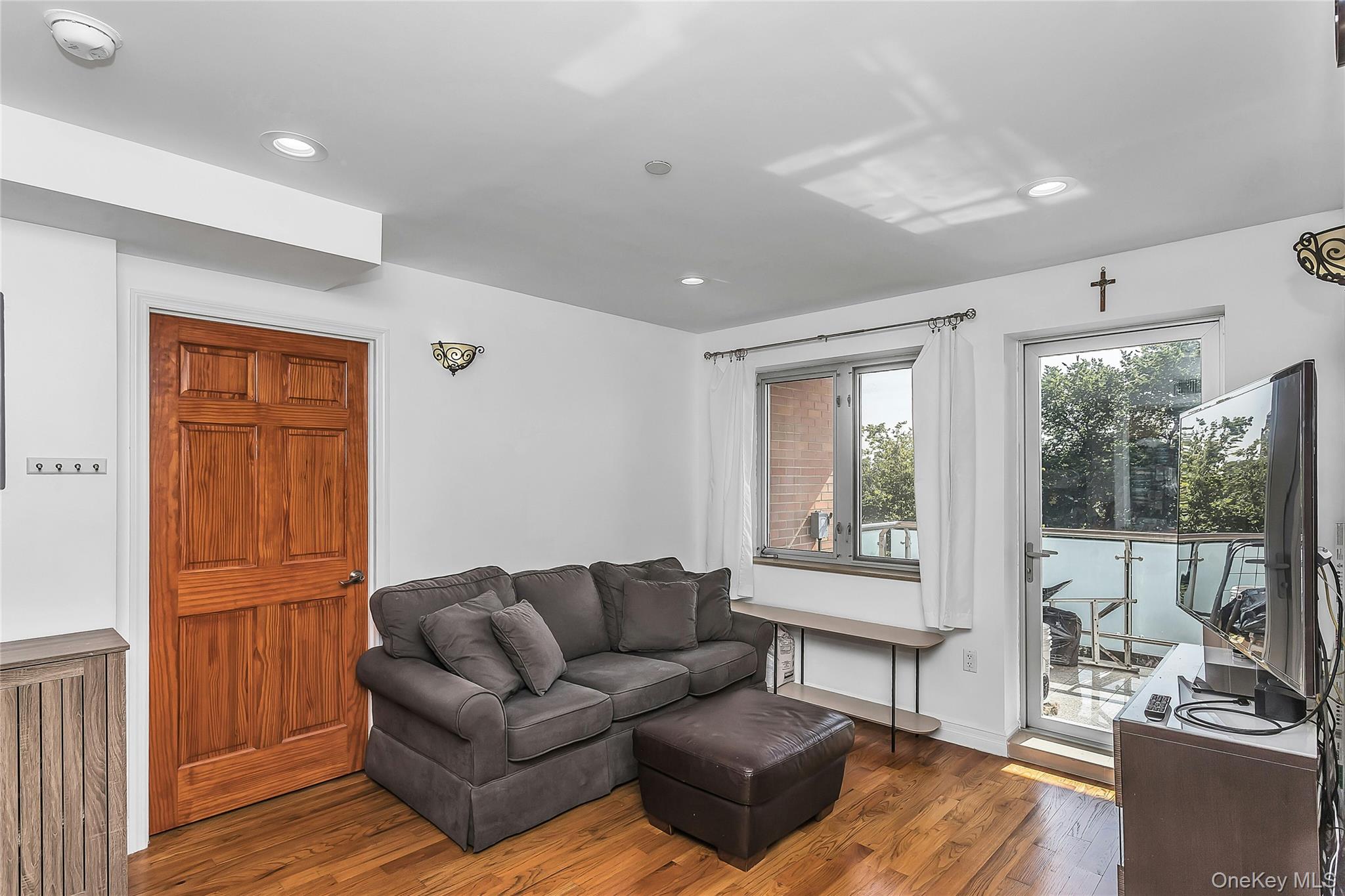 85-10 Elmhurst Avenue, Unit 5B photo 5