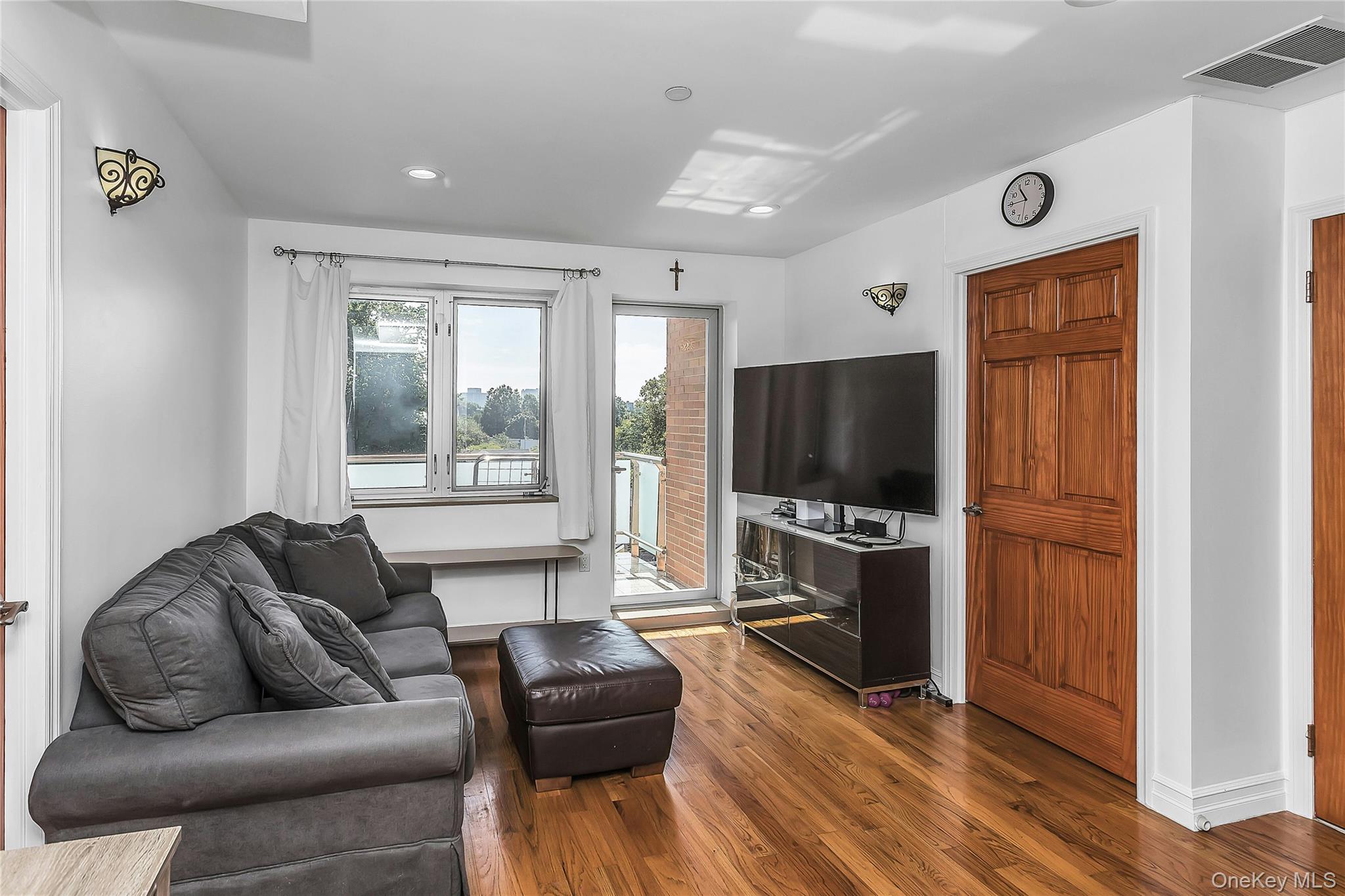 85-10 Elmhurst Avenue, Unit 5B photo 4