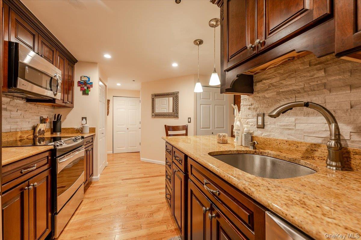 185 W Park Avenue, Unit 201 photo 10