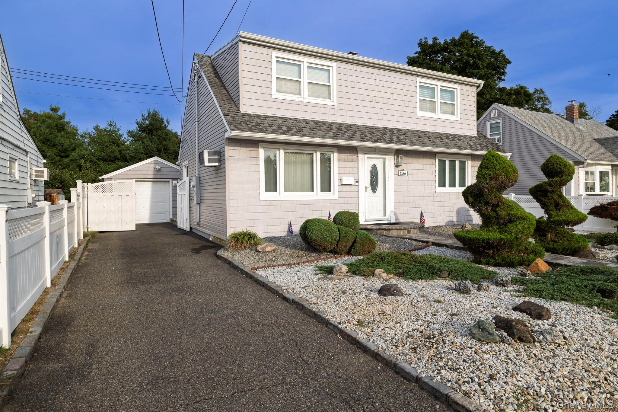 2569 Wantagh Avenue – For Sale photo 2