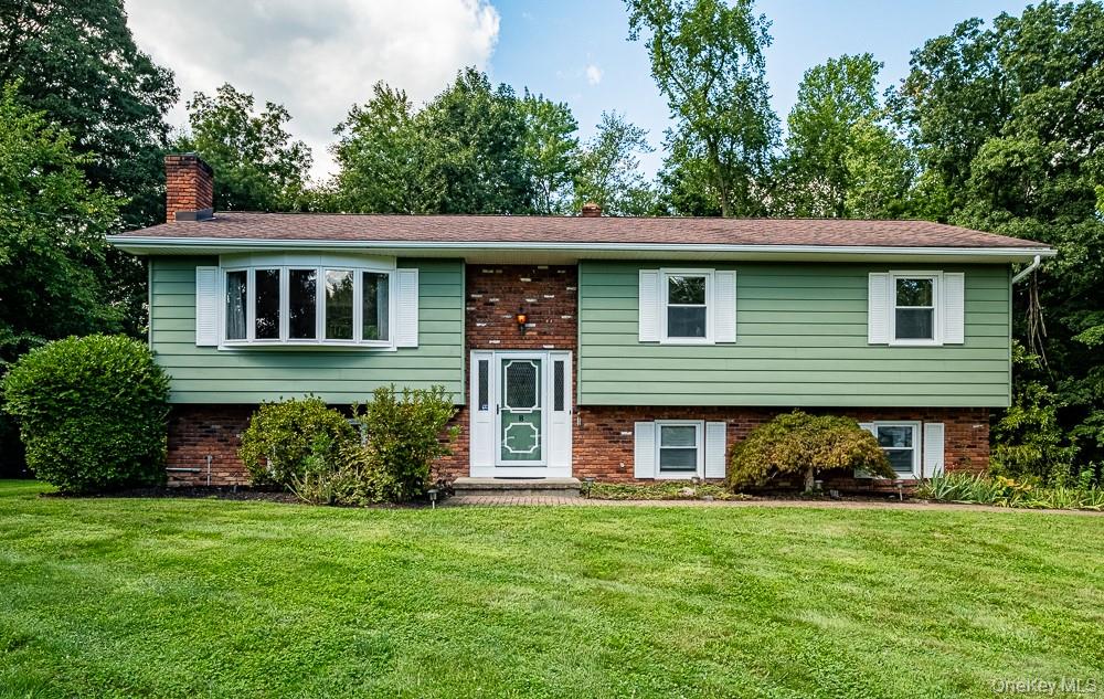 8 W Caroline Drive W – For Sale