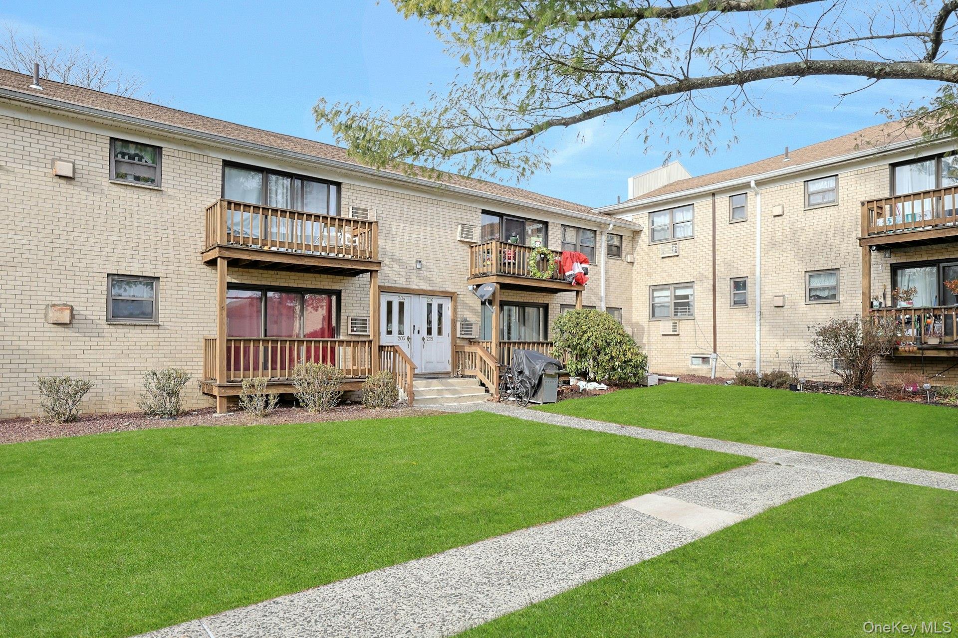 205 Sneden Place W, Unit 205 photo 2