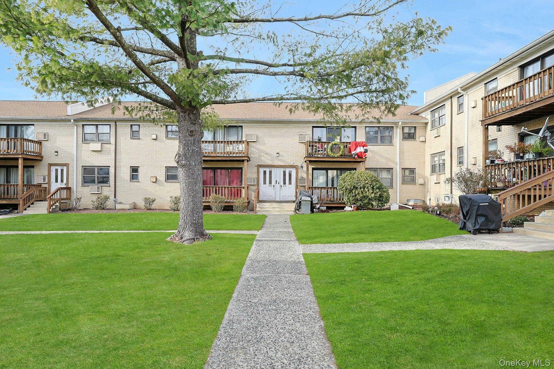 205 Sneden Place W, Unit 205