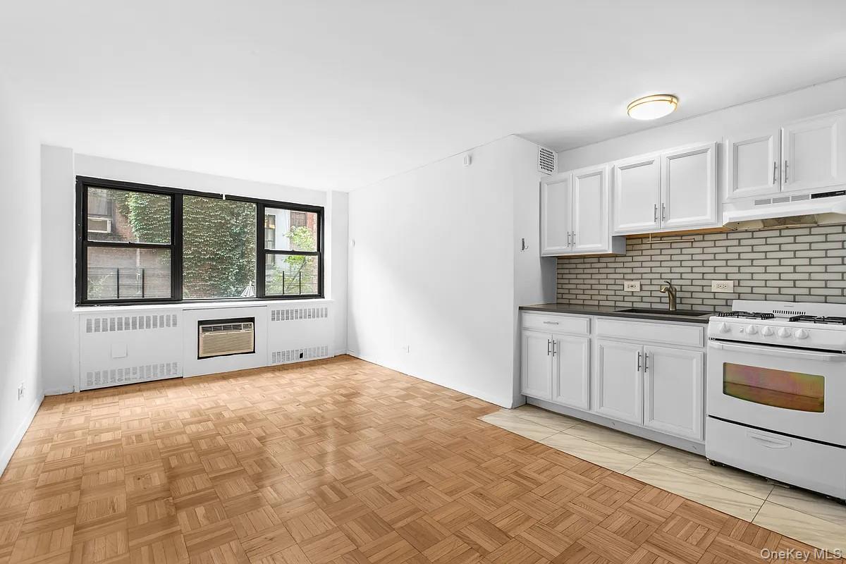 110 E 36th Street, Unit 1E photo 2