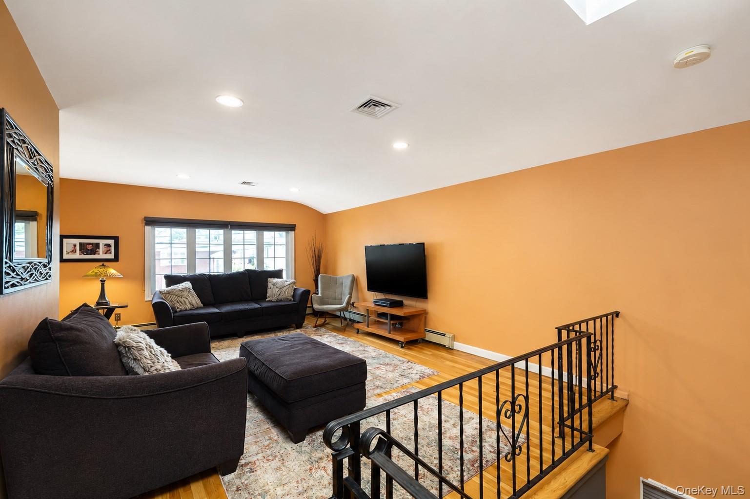 947 Bard Avenue – For Sale photo 2