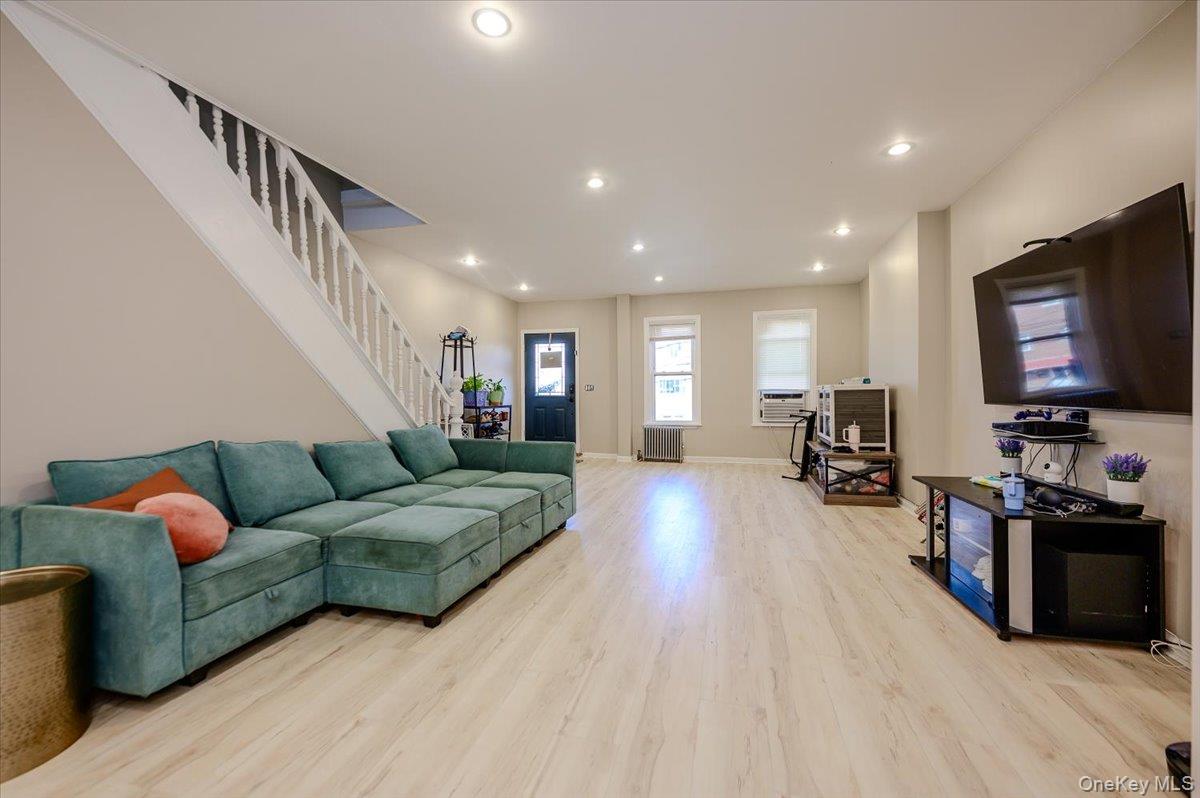 1321 Balcom Avenue, Unit 1 photo 5