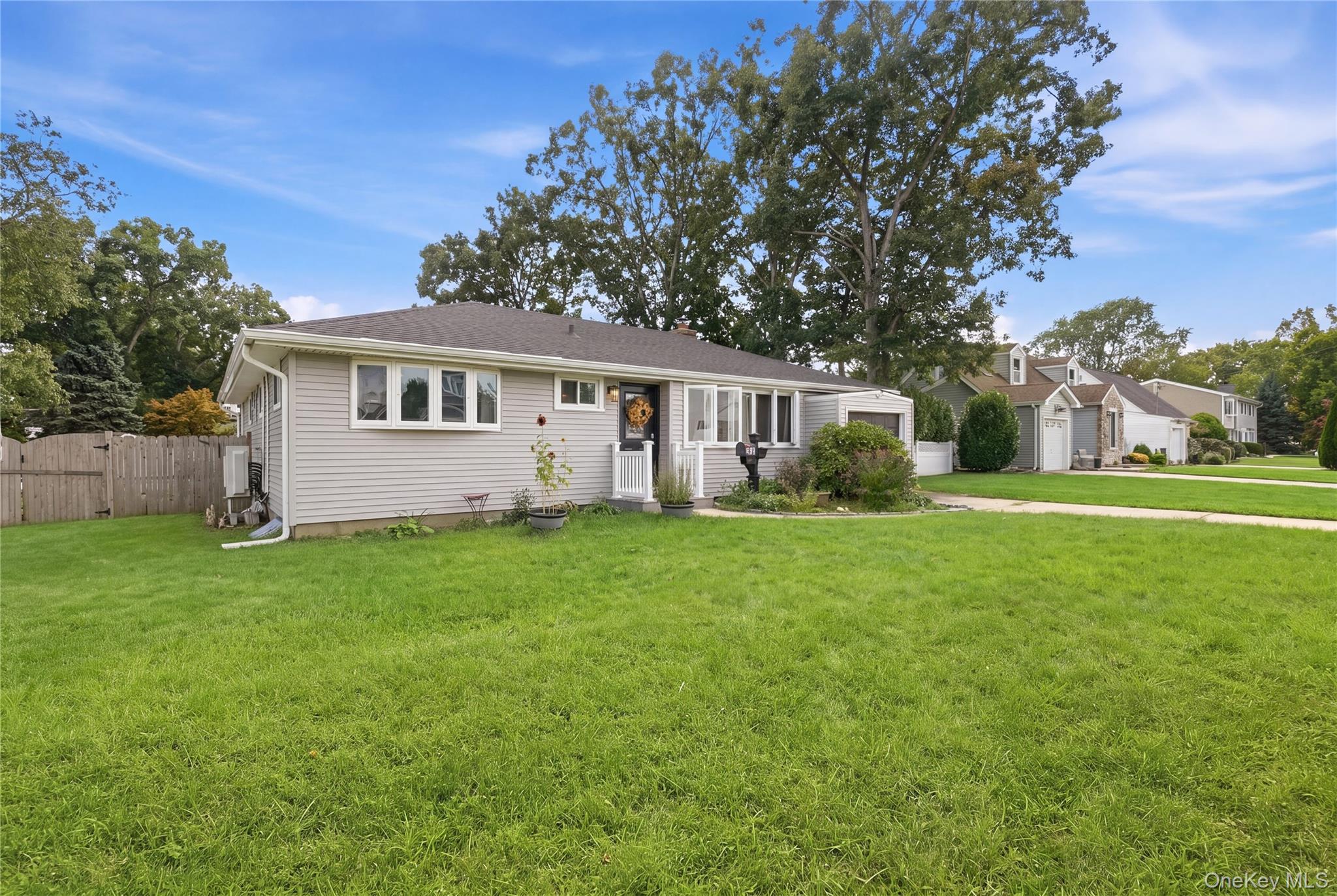 222 Jerusalem Avenue – For Sale photo 2