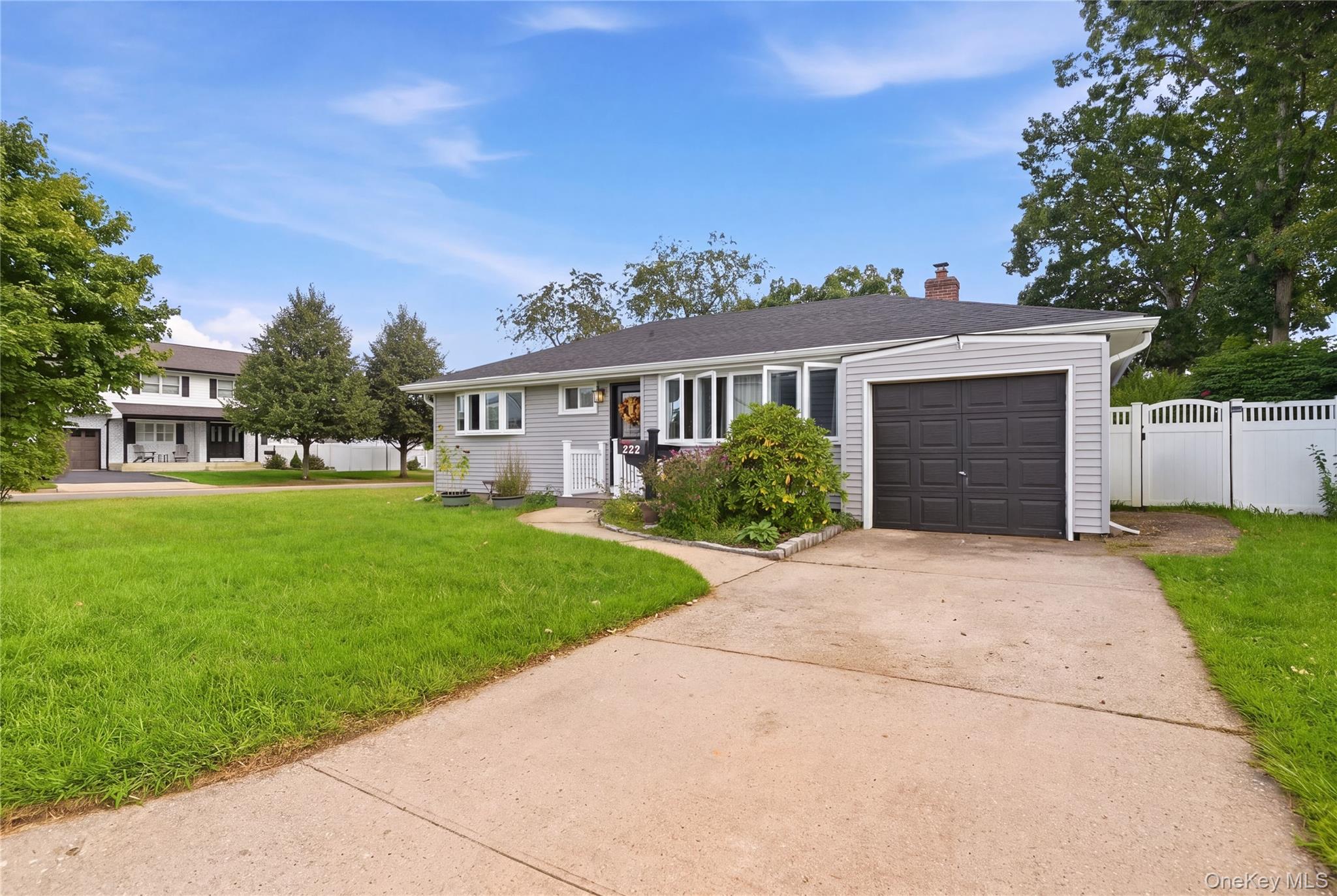 222 Jerusalem Avenue – For Sale photo 3