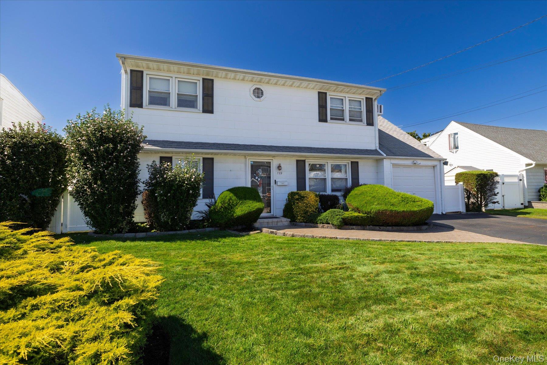 129 Arlyn Drive W – For Sale