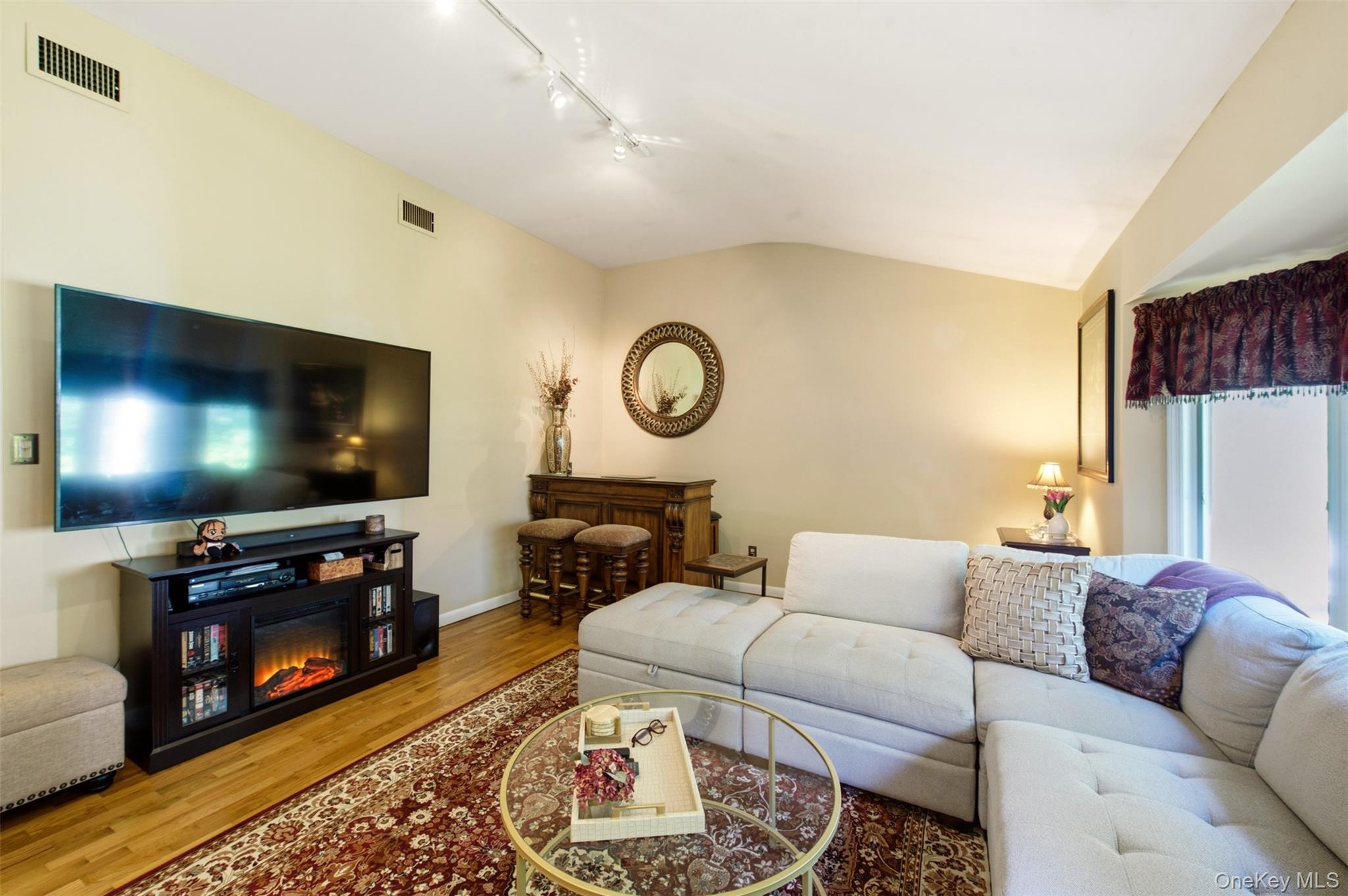 17 White Cliff Lane – For Sale photo 24