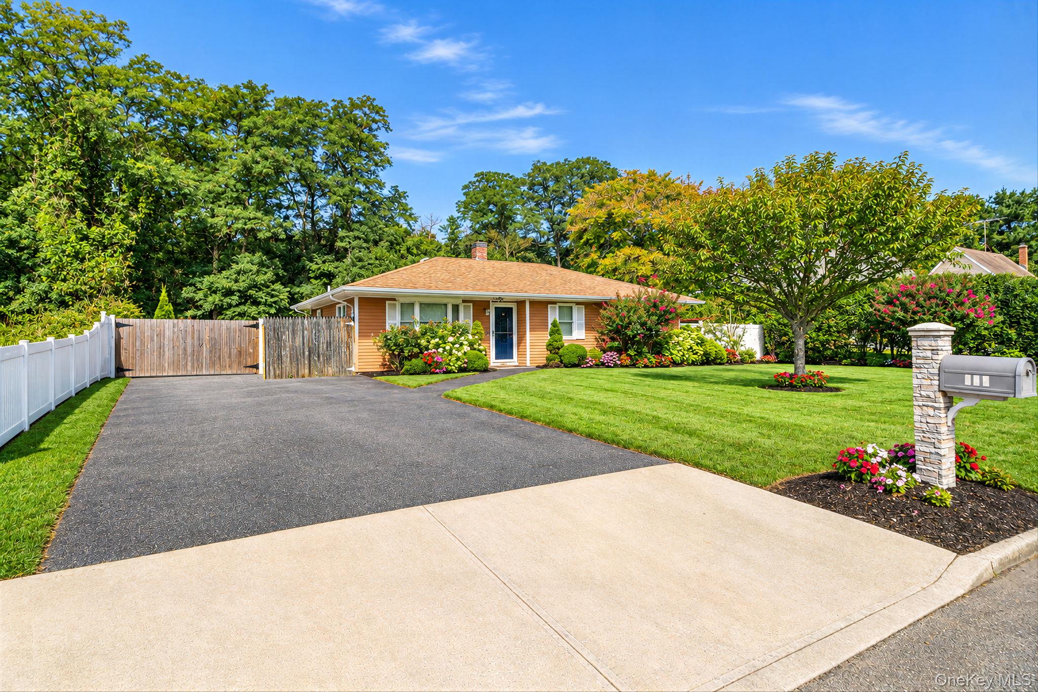 542 Agamemnon Ave – For Sale photo 2