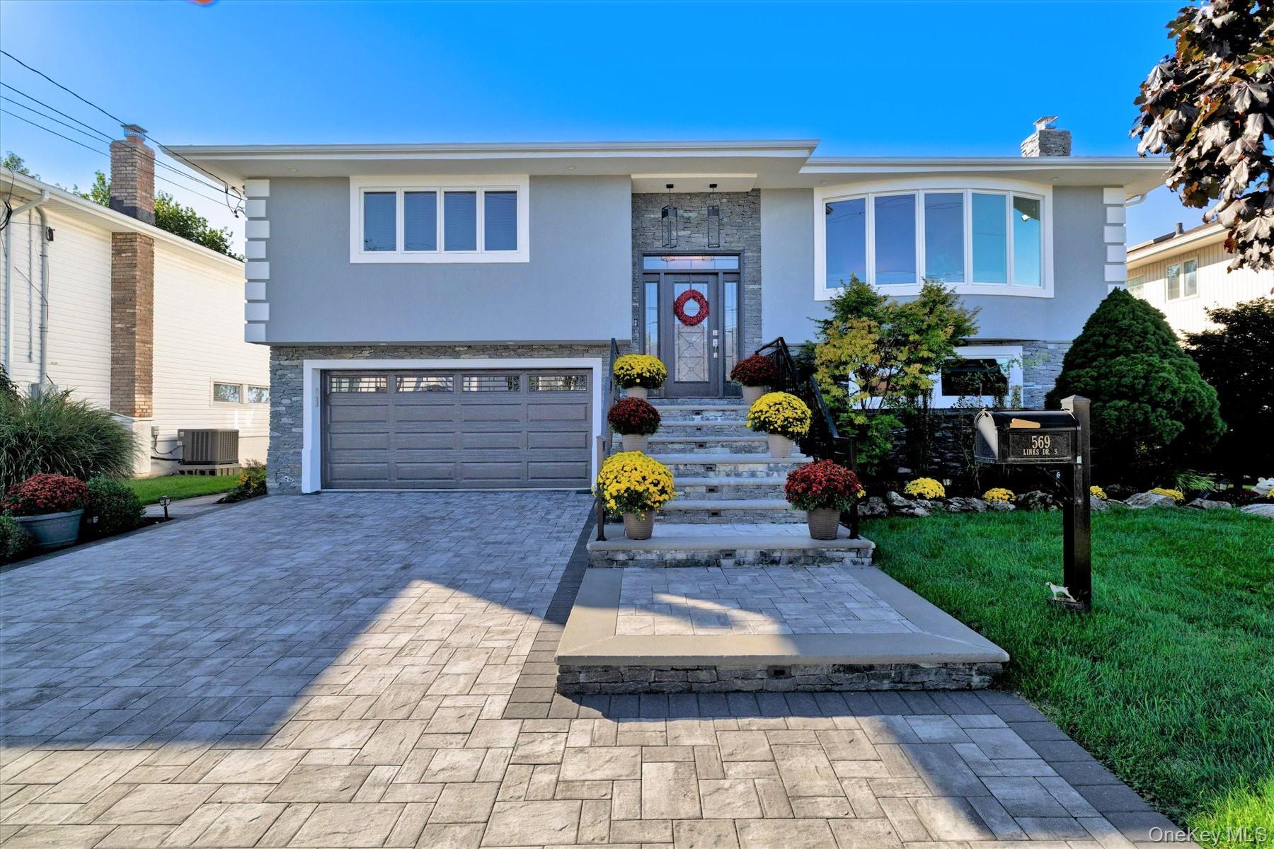 569 Links Drive S – For Sale photo 3