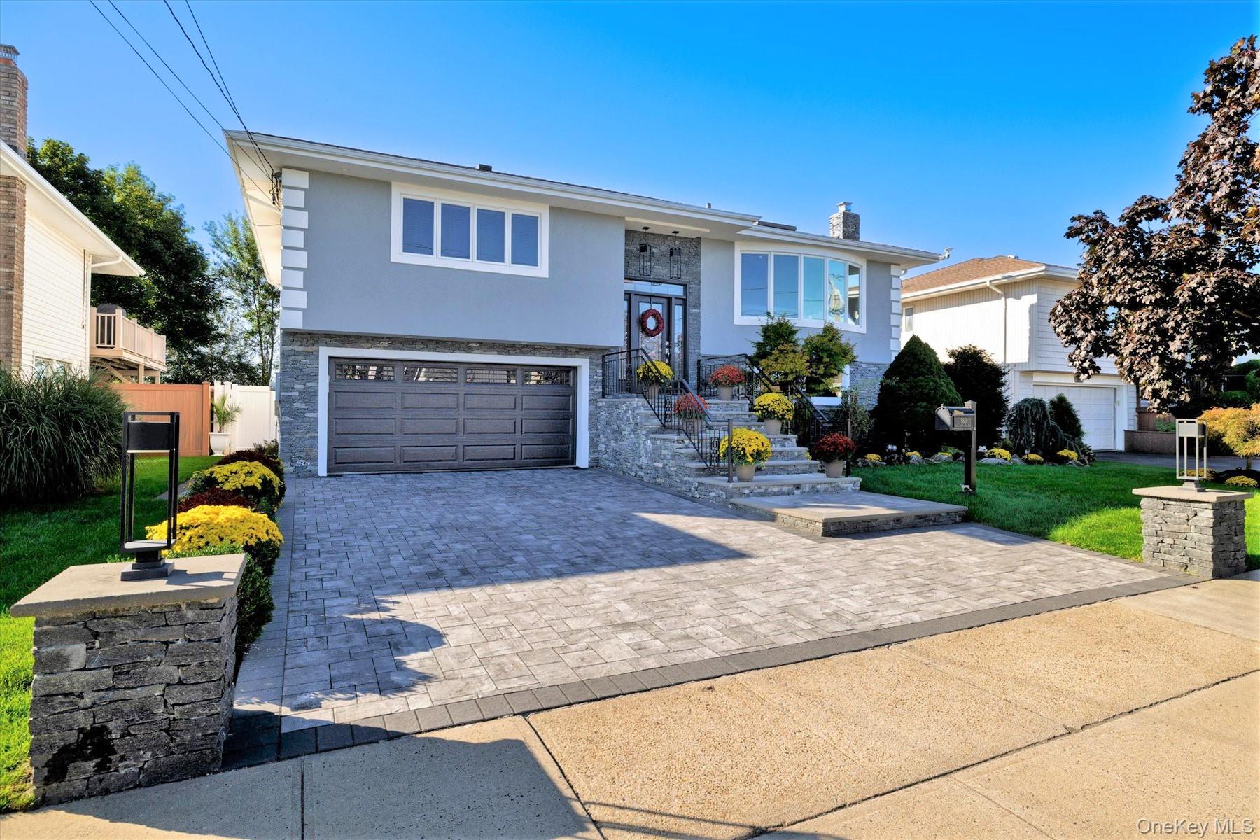 569 Links Drive S – For Sale