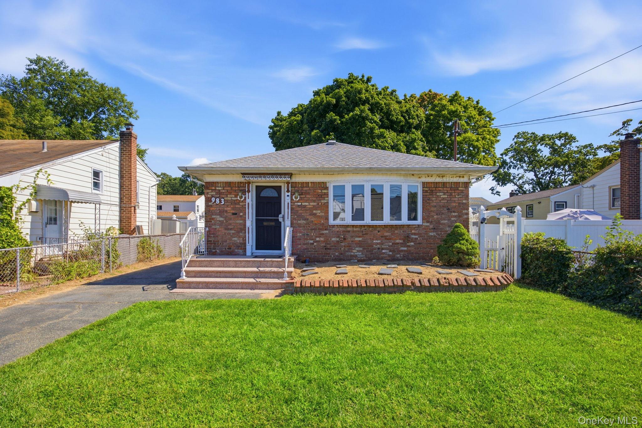 983 Cayuga Road – For Sale