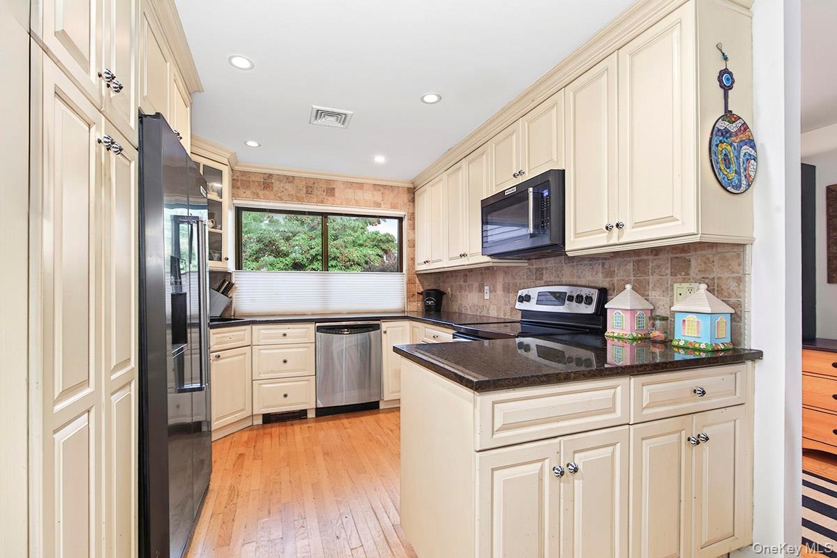 246 Treetop Crescent – For Sale photo 8