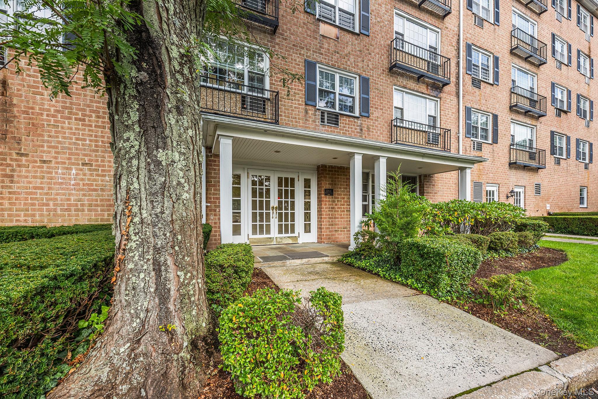 1 Consulate Drive, Unit 2H photo 2