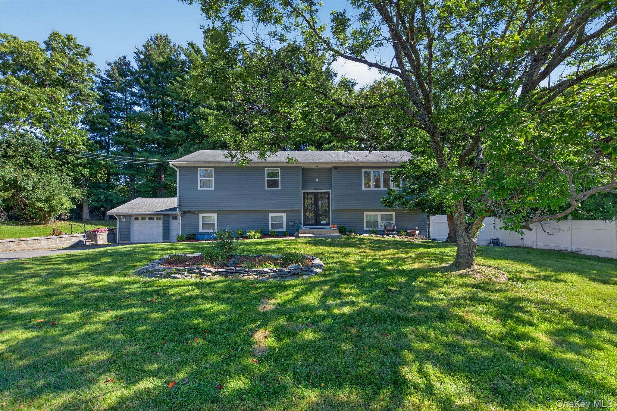 11 Amy Lane – For Sale photo 2