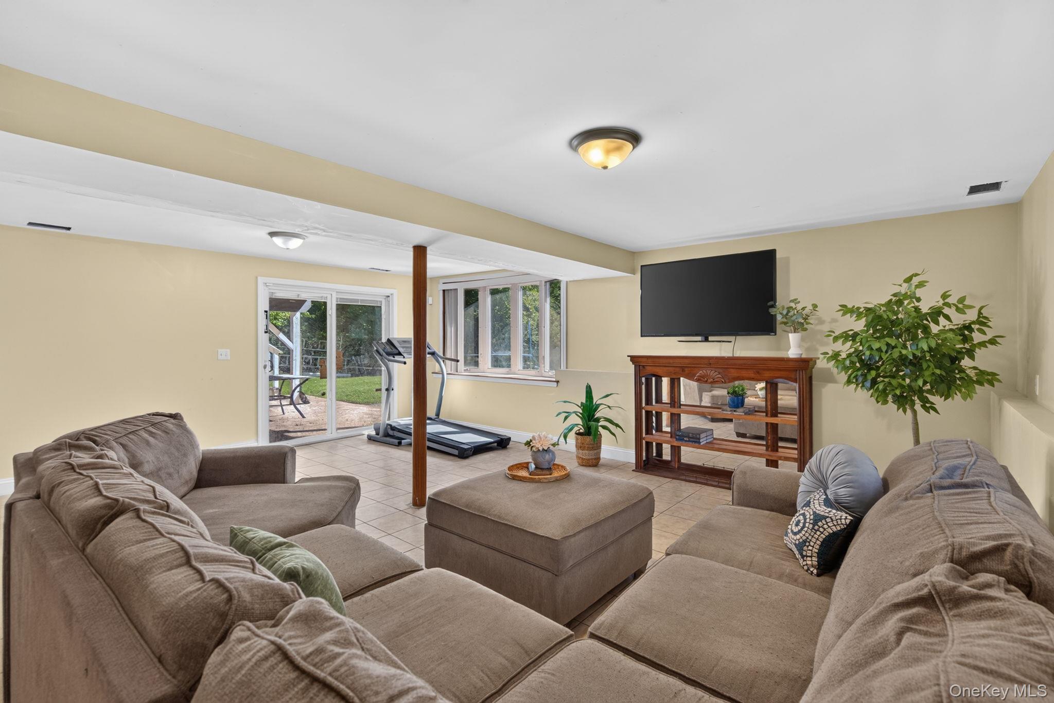 11 Amy Lane – For Sale photo 27