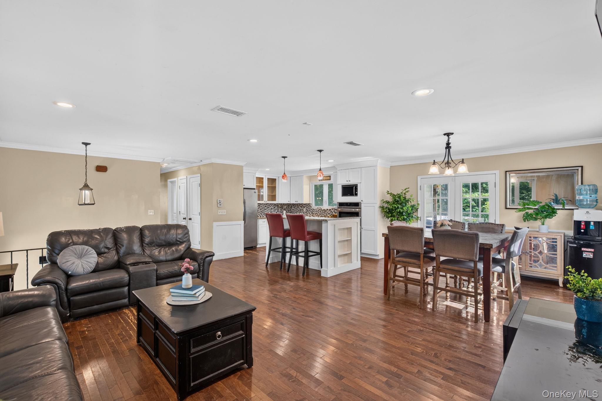 11 Amy Lane – For Sale photo 3