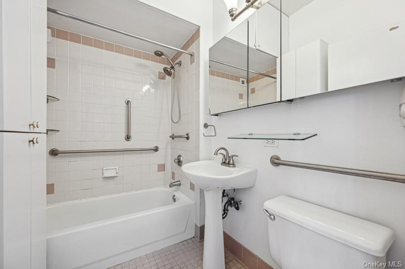 4-74 48th Avenue, Unit 5A photo 4