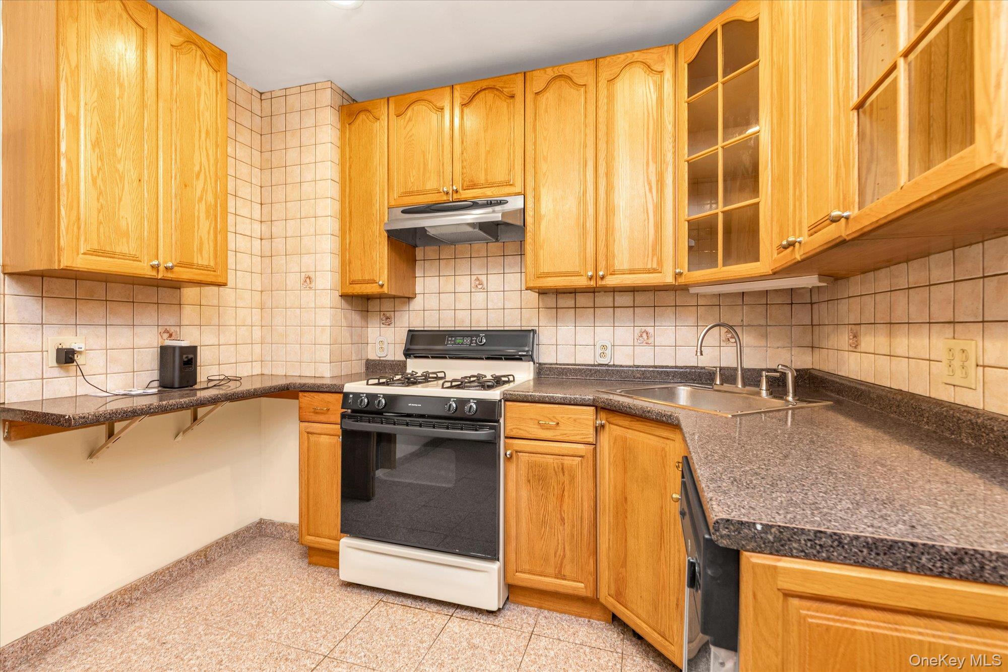 71-39 Nansen Street – For Rent photo 9