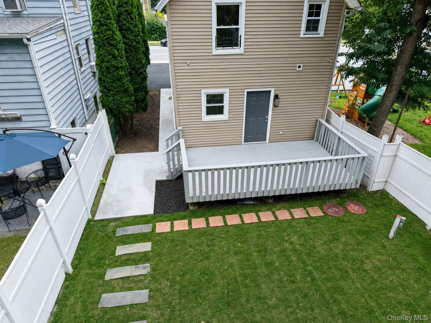 10 Field Street – For Sale photo 35