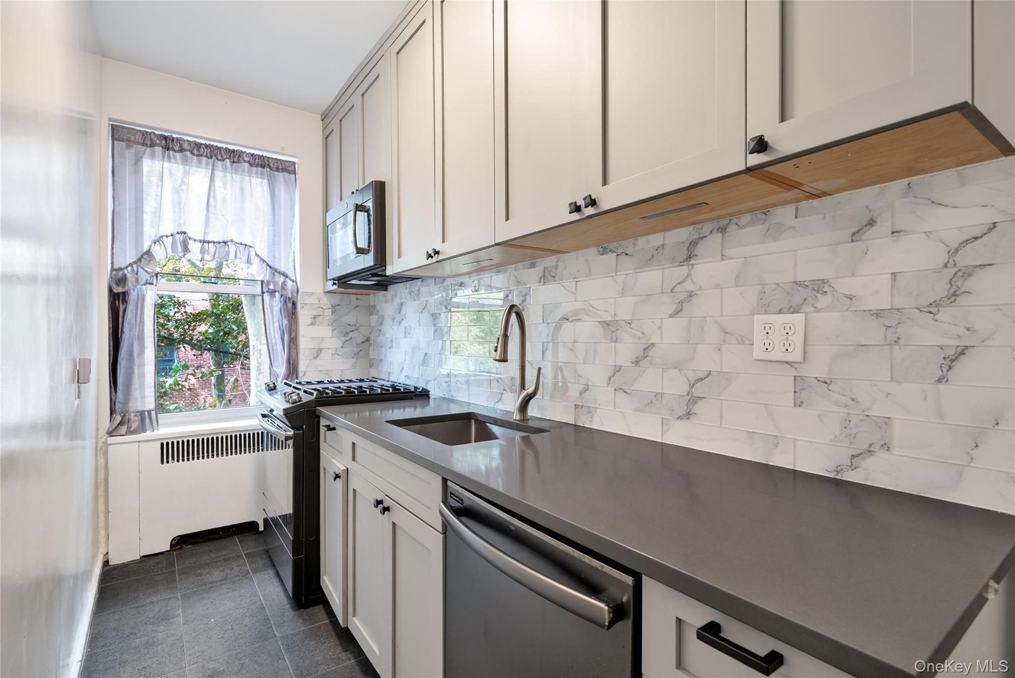 601 Pelham Parkway N, Unit 315 photo 12