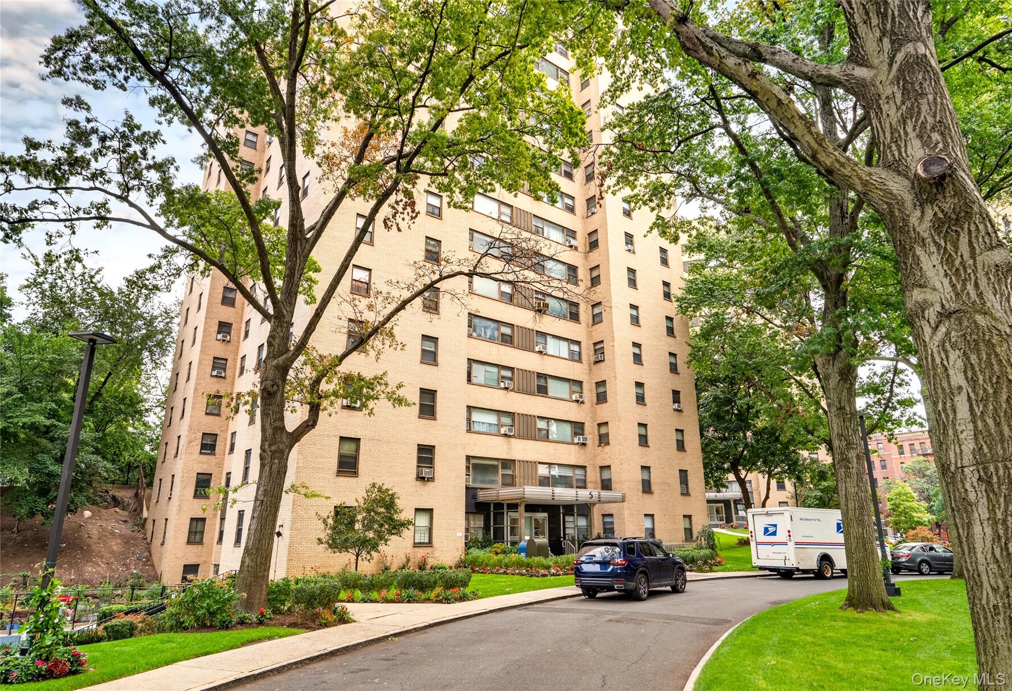 5 Fordham Hill Oval, Unit 16B photo 24