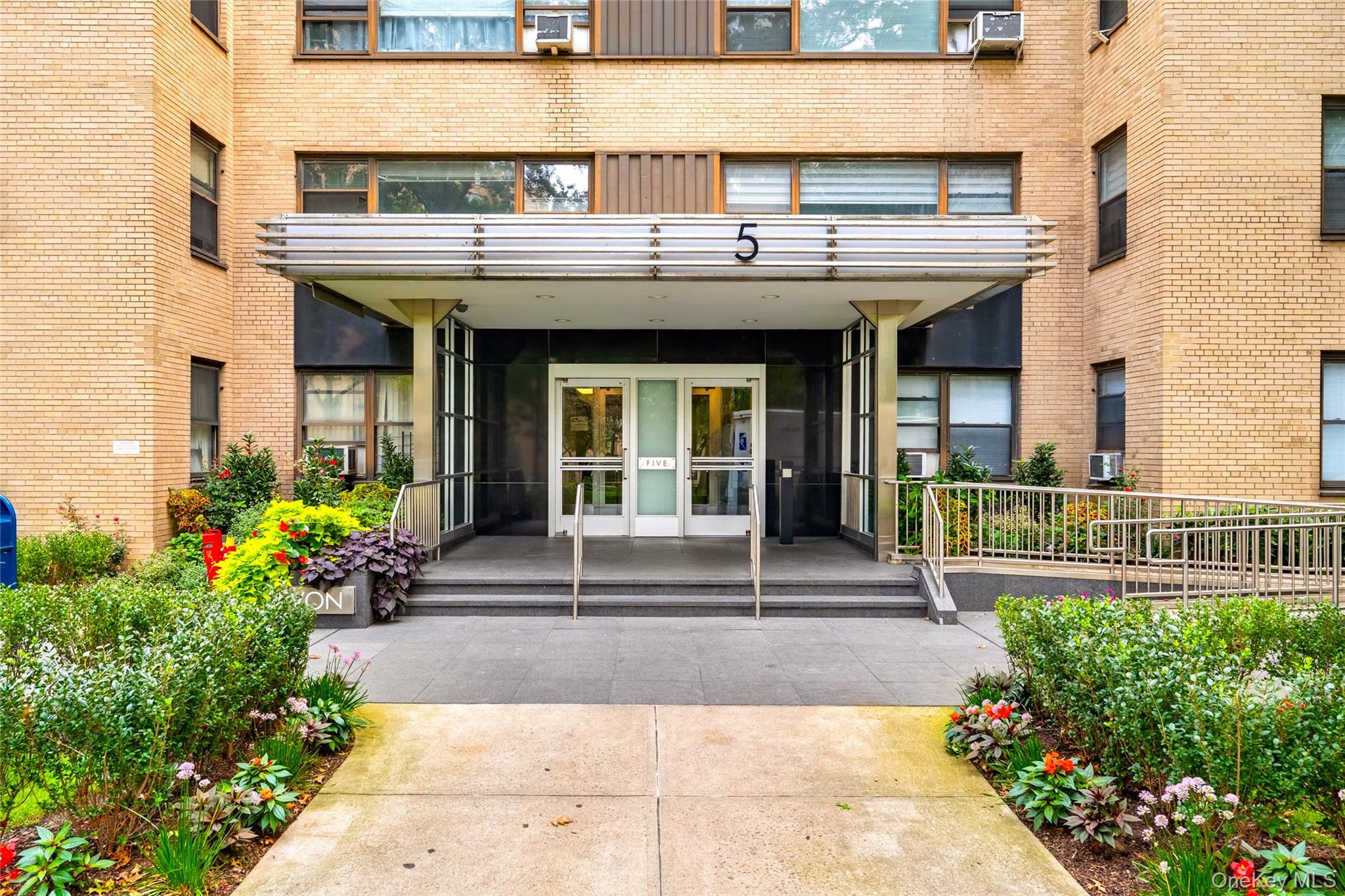 5 Fordham Hill Oval, Unit 16B photo 17
