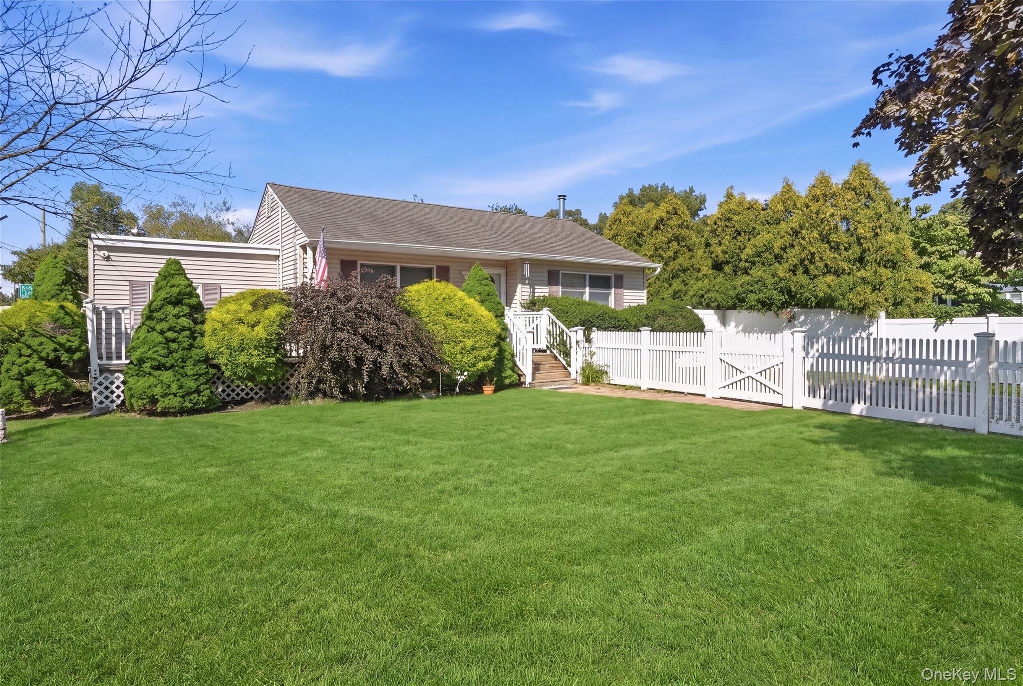 98 Smith Avenue – For Sale photo 2