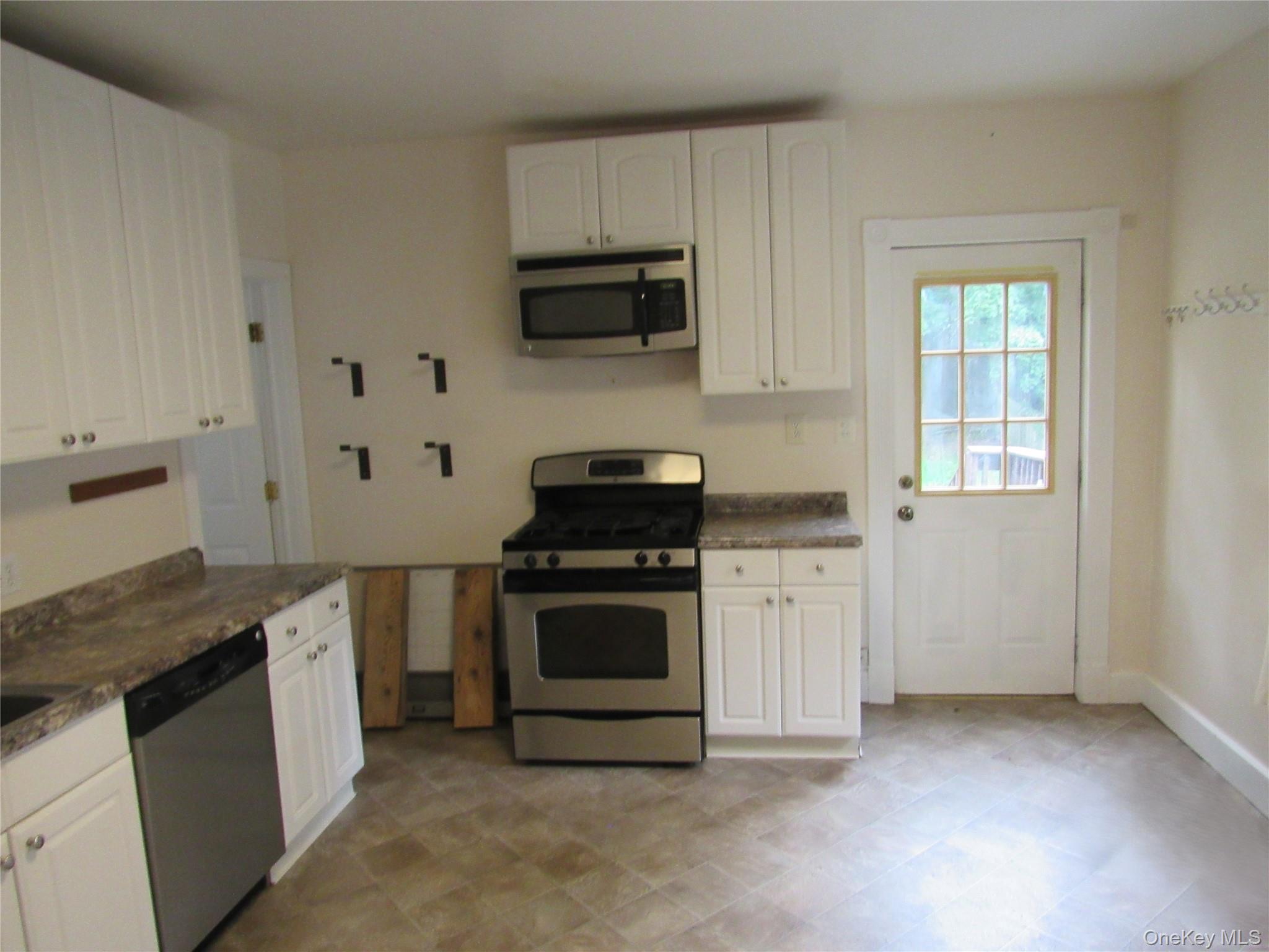 15 Phillips Place – For Rent photo 11