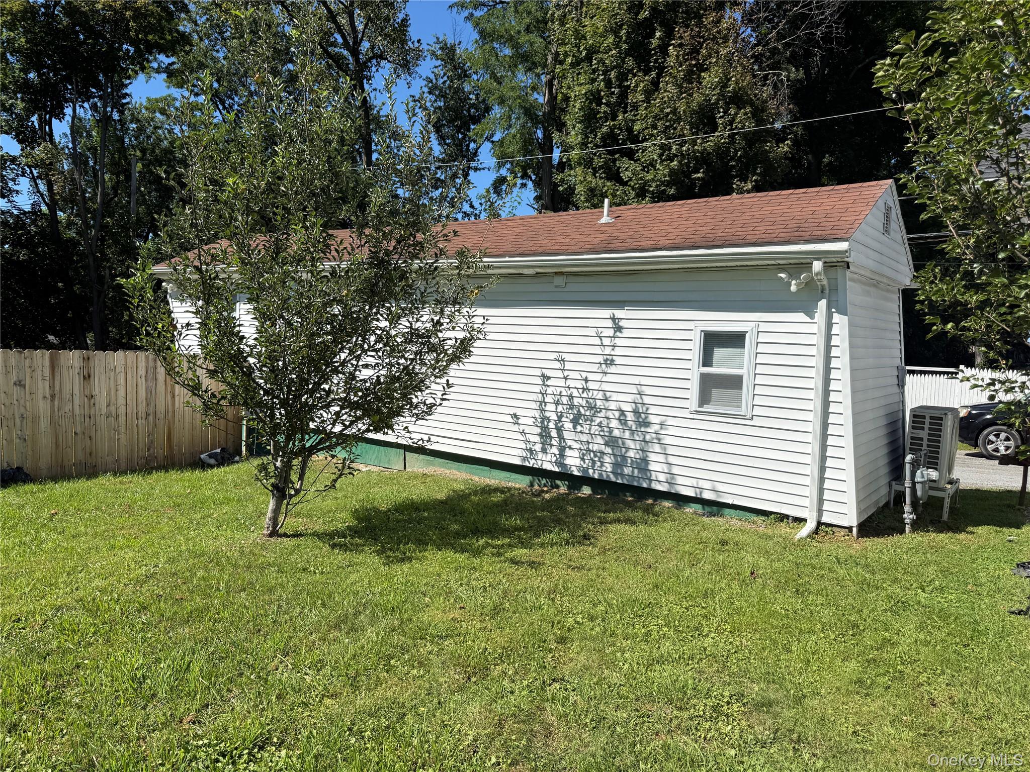 275 Robinson Avenue, Unit B photo 17