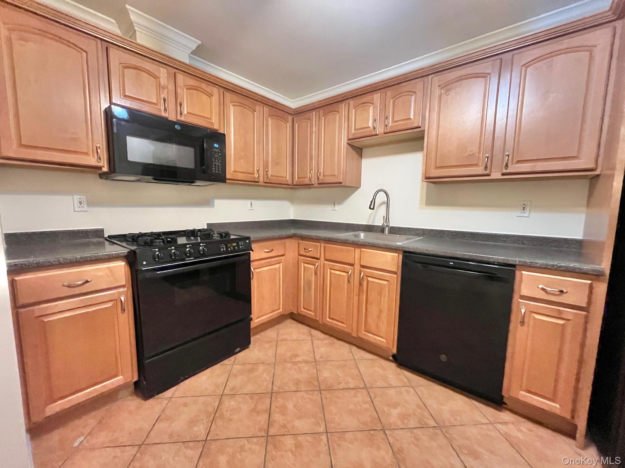 153 Montgomery Avenue, Unit B photo 3