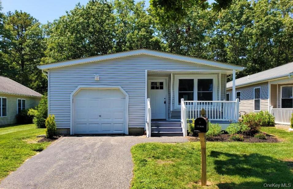 201 Village Circle W – For Sale