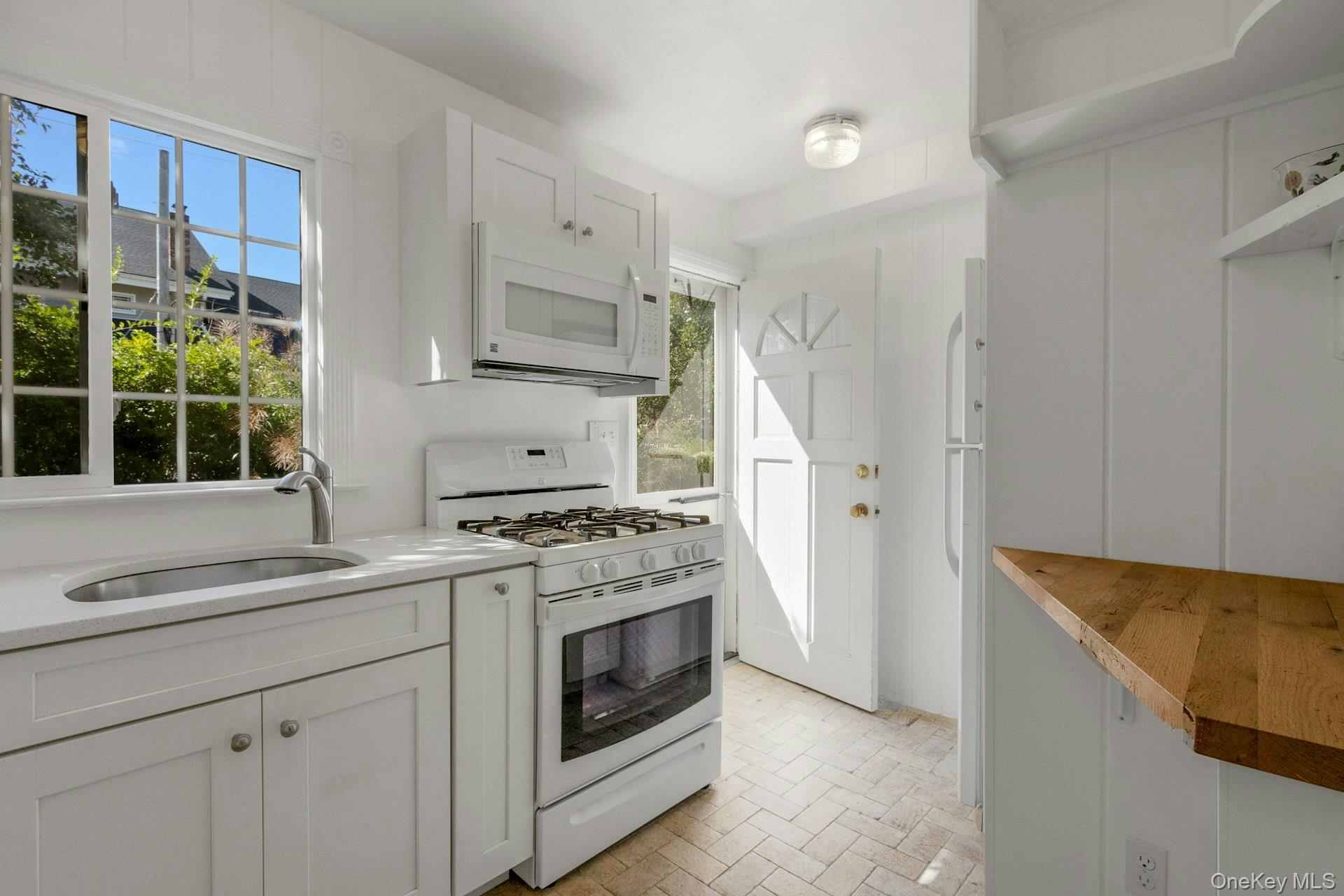 160 N Broadway – For Sale photo 8