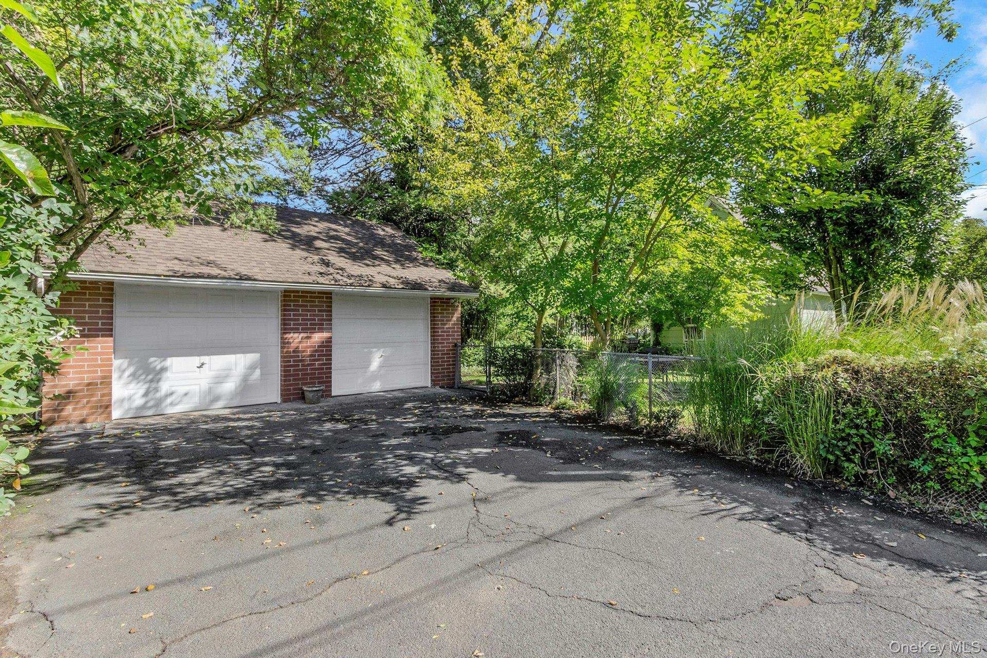 160 N Broadway – For Sale photo 3