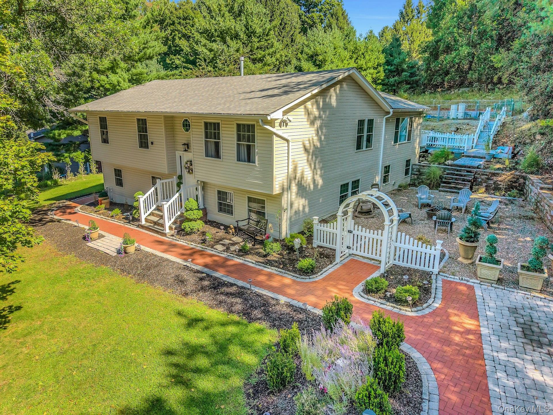 16 Annette Lane – For Sale
