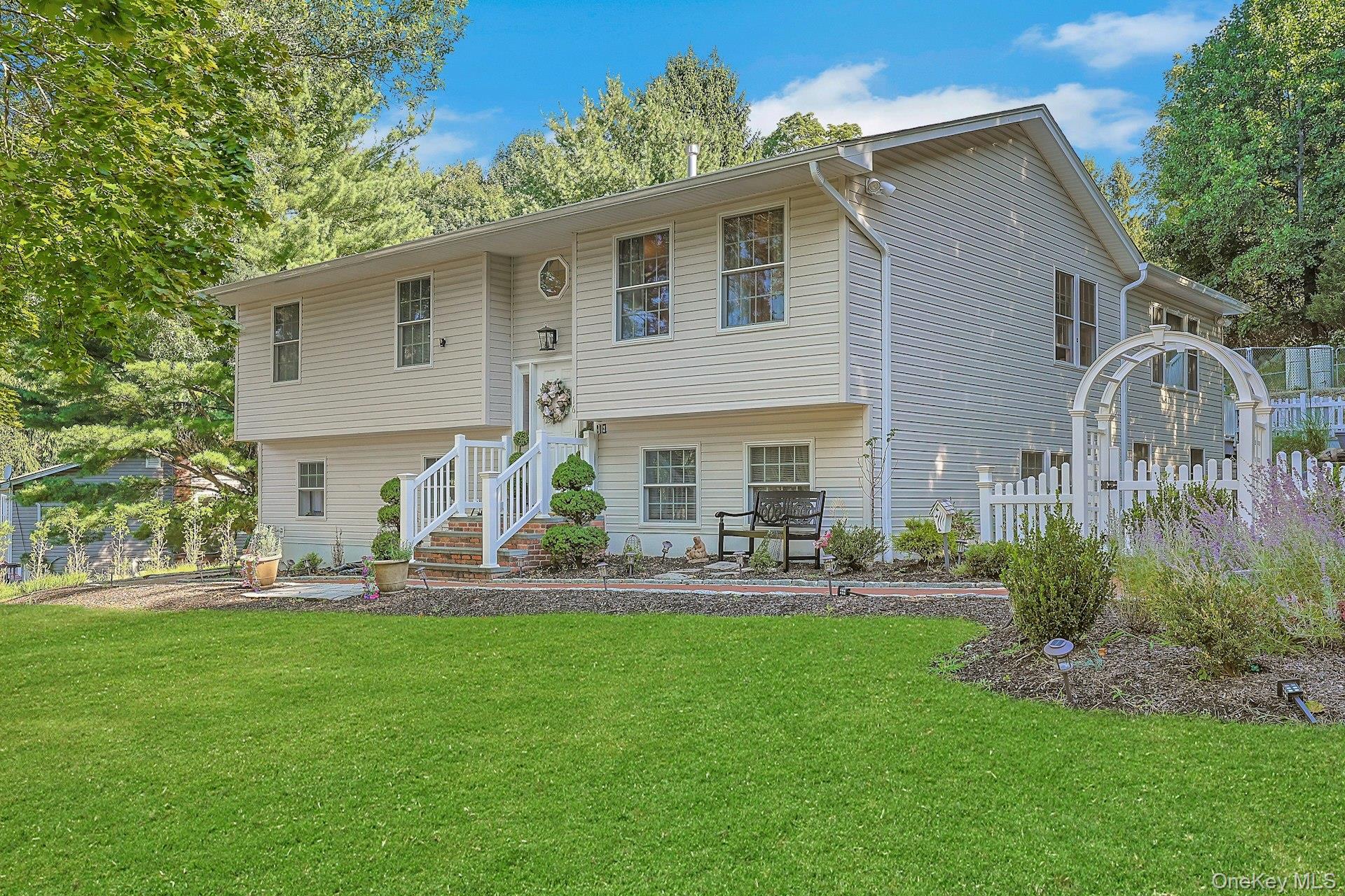 16 Annette Lane – For Sale photo 2