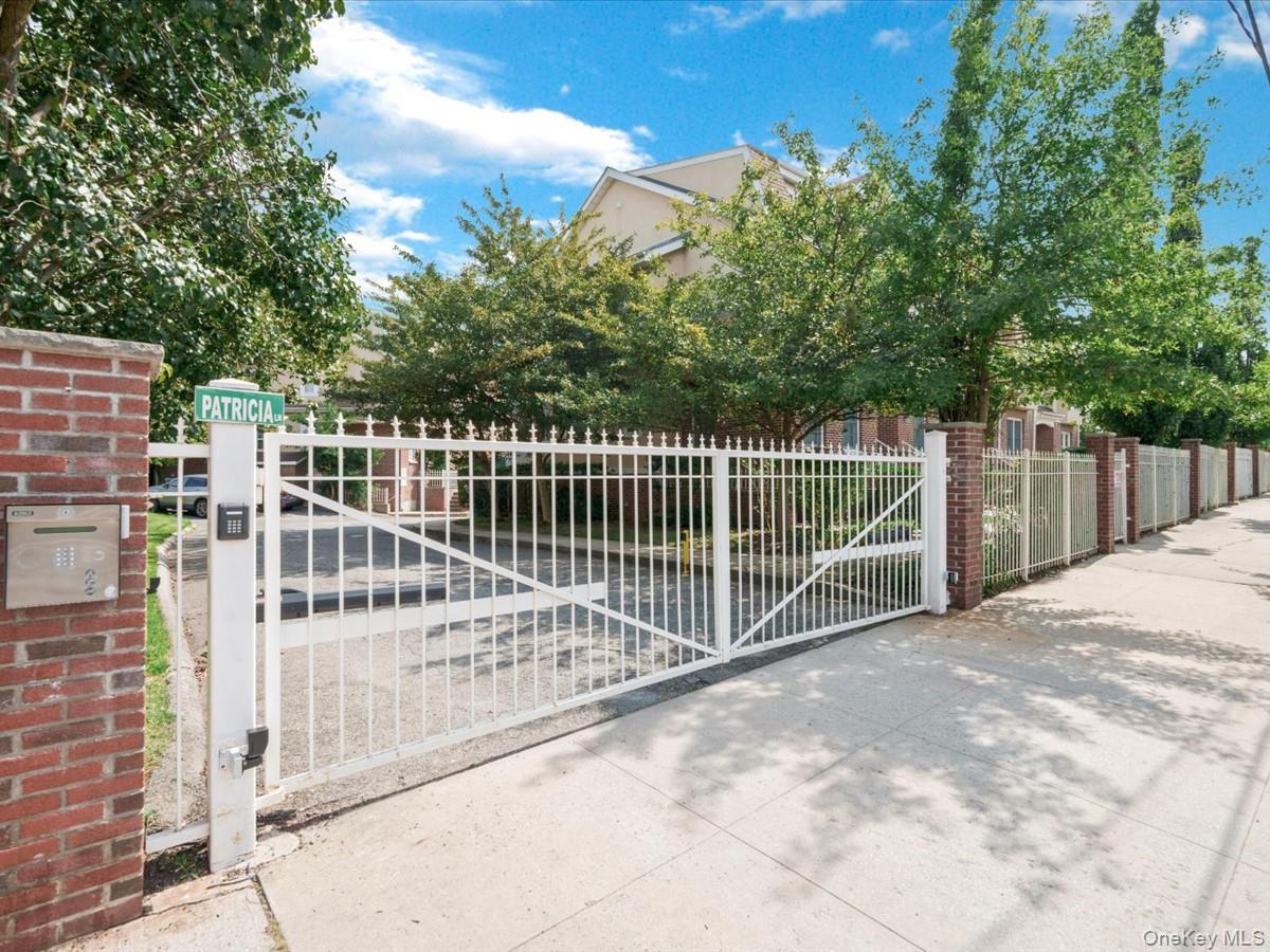 1 Patricia Lane, Unit 305 photo 2