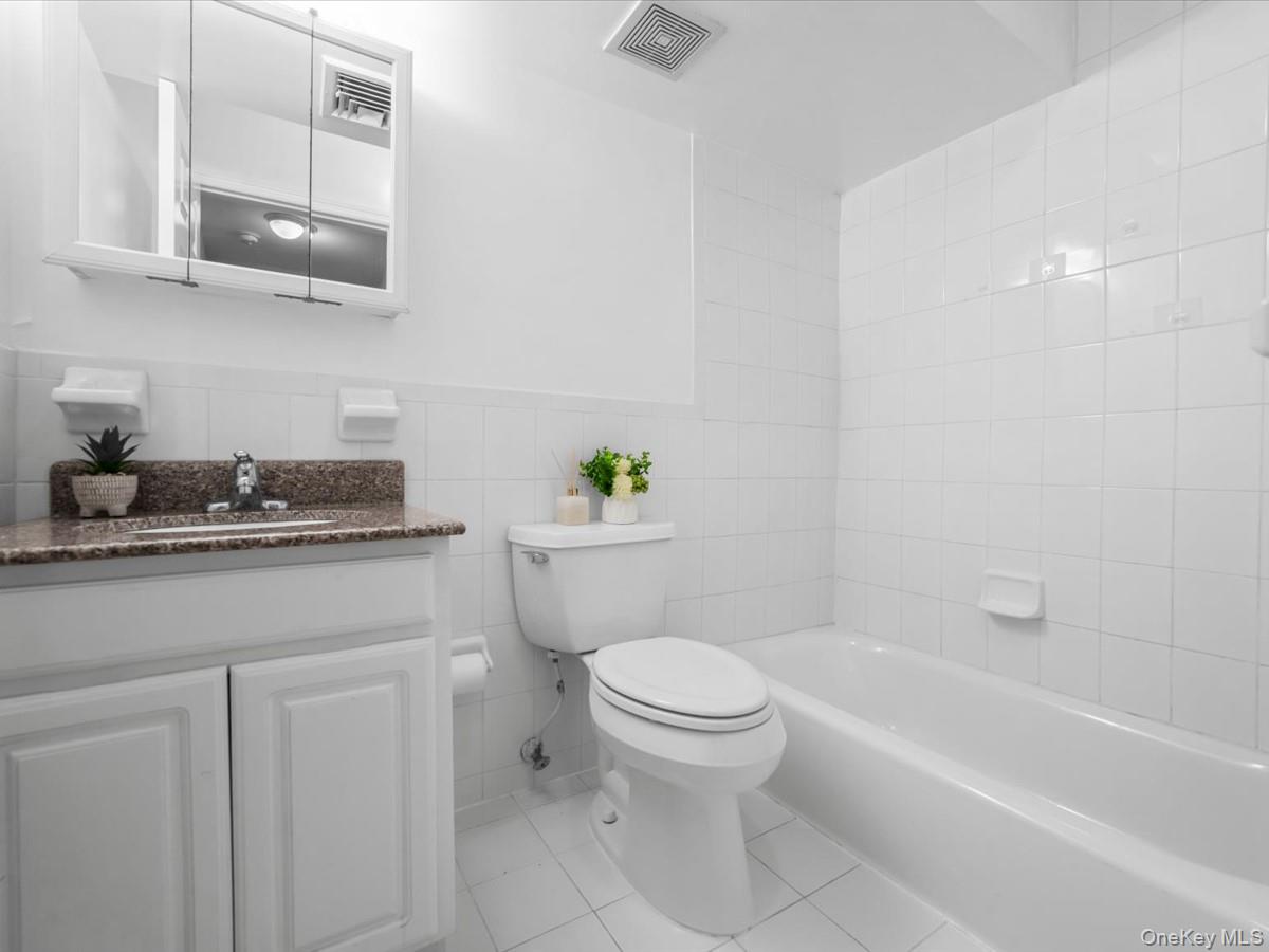 1 Patricia Lane, Unit 305 photo 14