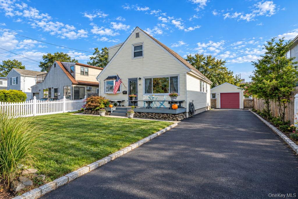 41 E Saltaire Rd – For Sale